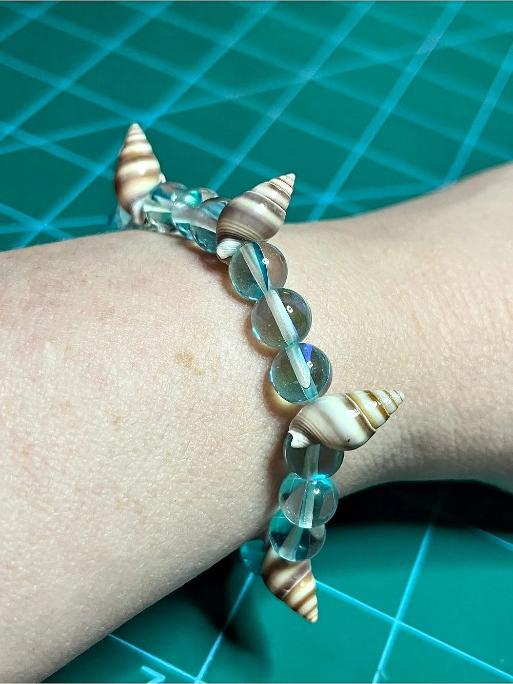 Glass bead bracelet with seashells